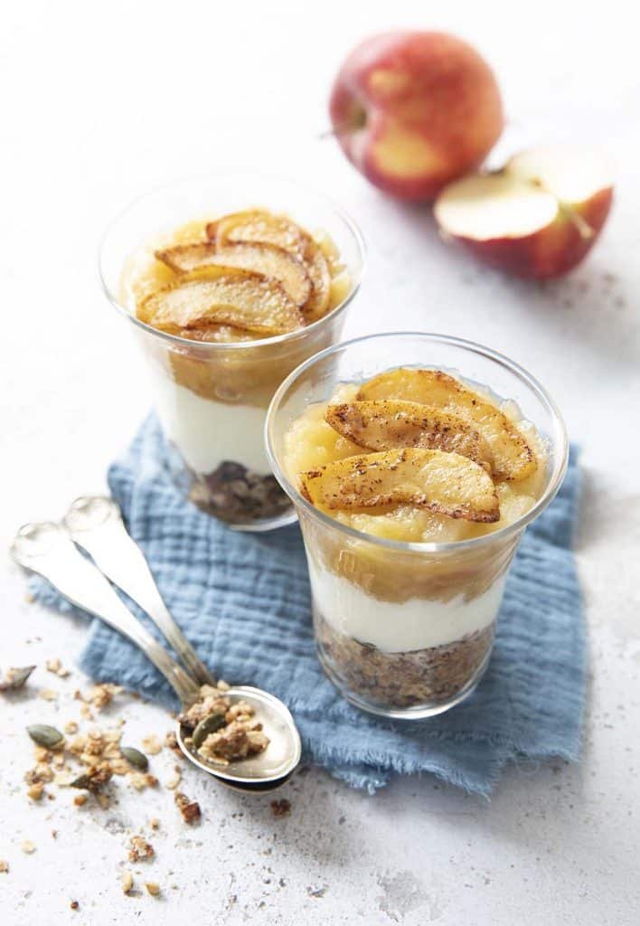 Photo de la recette : Verrine de yaourt et compote de pommes, muesli