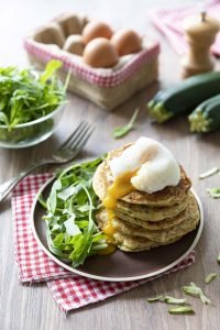 Pancakes à la courgette et oeufs mollets