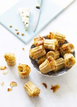 Cannelés au roquefort et aux pignons de pin