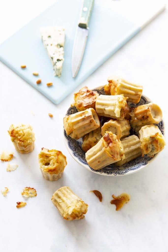 Photo de la recette : Cannelés au roquefort et aux pignons de pin