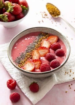 Smoothie bowl aux fraises et framboises