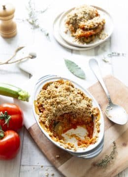 Crumble d’été aux tomates, poivrons et courgettes