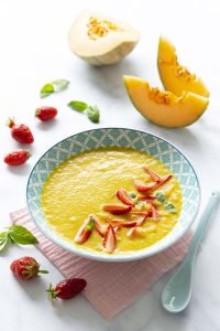 Soupe froide de melon, fraises et basilic