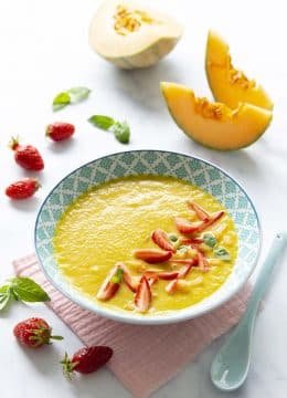 Soupe froide de melon, fraises et basilic