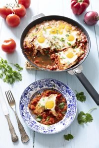 Shakshuka aux œufs, à la tomate et au poivron