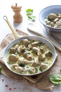 Curry de champignons au lait de coco, épinards et tomates séchées