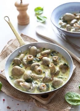 Curry de champignons au lait de coco, épinards et tomates séchées