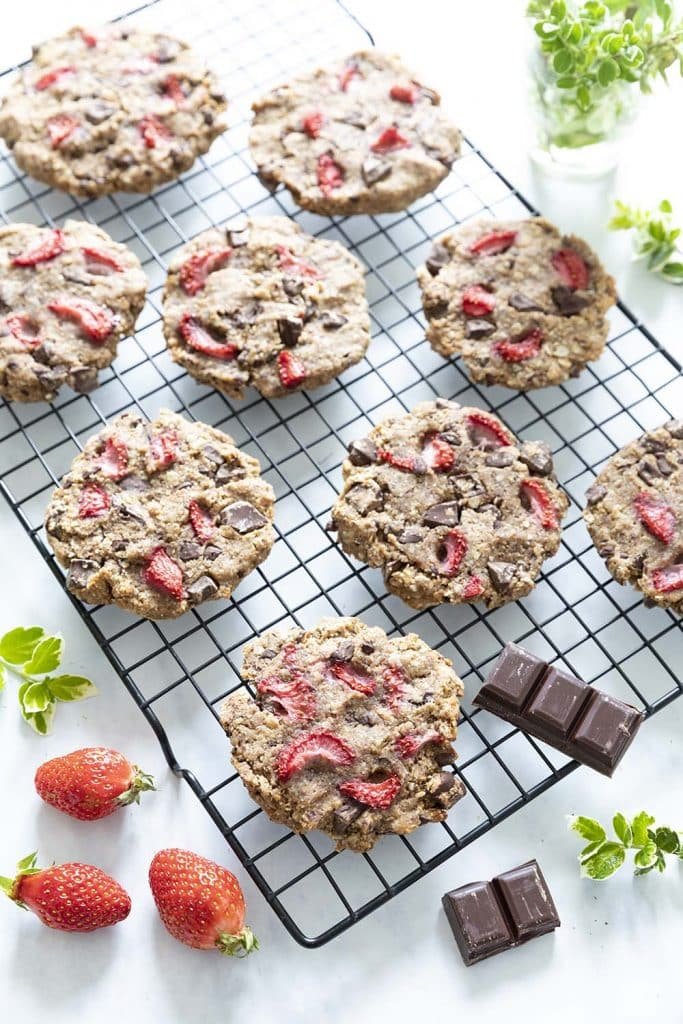 Recette Cookies healthy aux flocons de sarrasin, bananes, chocolat et fraises - vegan et sans gluten