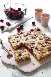 Gâteau aux cerises et pépites de chocolat noir