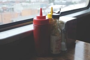 Moutarde, mayonnaise, sauce soja : quels condiments sont pauvres en FODMAPS ?