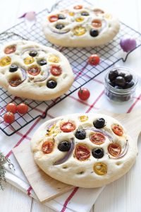 Fougasse olives oignons rouges tomates cerises (focaccia)