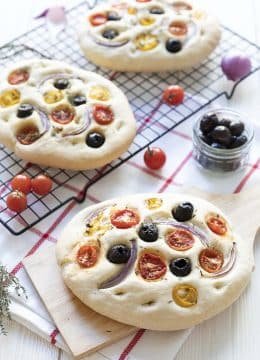 Recette Fougasse olives oignons rouges tomates cerises (focaccia)