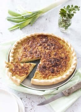 Quiche fondante aux poireaux et emmental – pour les enfants (+ vidéo)