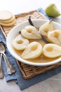 Poires pochées au sirop et à la vanille