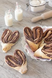 Petits pains au lait vegan à la pâte à tartiner, avec un joli façonnage coeur