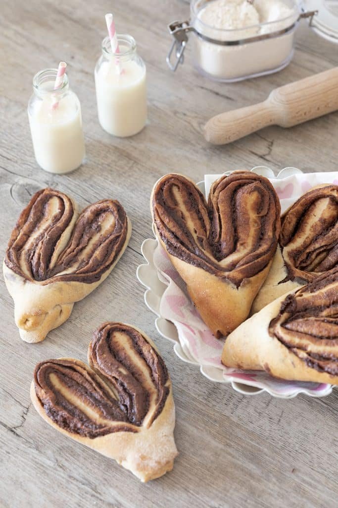 Photo de la recette : Petits pains au lait vegan à la pâte à tartiner, avec un joli façonnage coeur