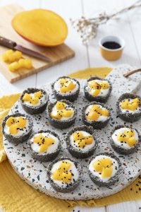 Tartelettes au sésame noir, mangue et coco (vegan et sans gluten)