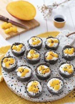 Tartelettes au sésame noir, mangue et coco (vegan et sans gluten)