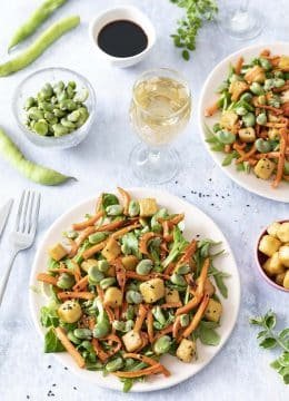 Salade printanière tofu caramélisé au sirop d’érable, carottes et fèves