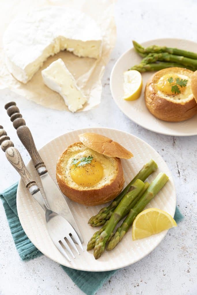 Photo de la recette : Oeufs cocotte en brioche, au brie et asperges vertes – pour le brunch du dimanche