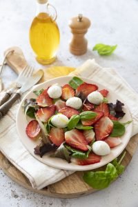 Salade de mesclun, fraises et mozzarella