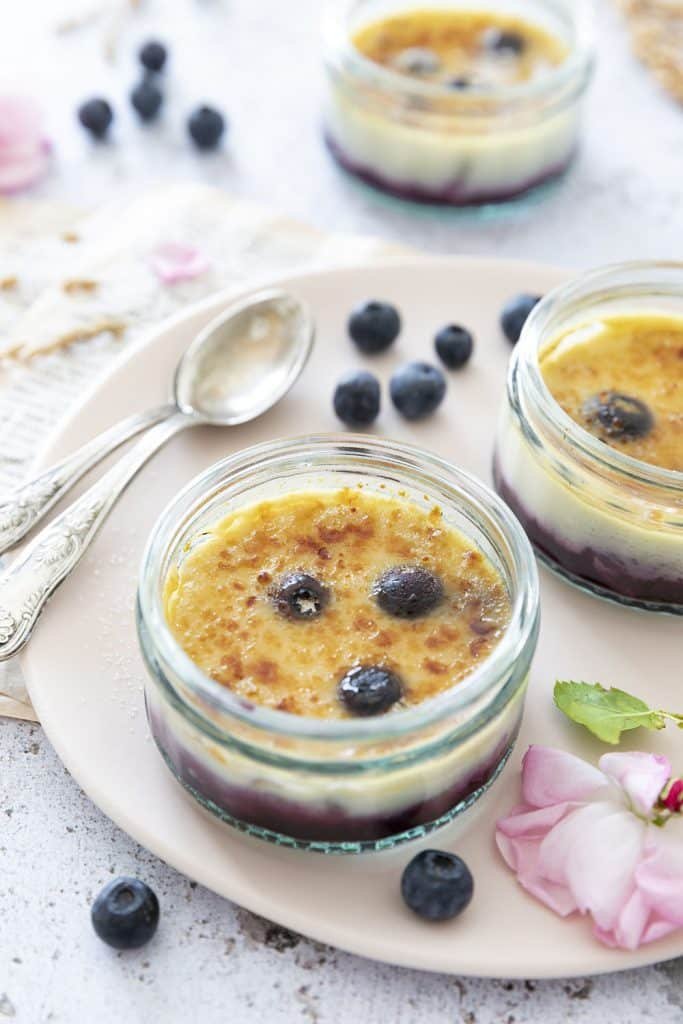 Photo de la recette : Crèmes brûlées aux myrtilles – onctueuse et crémeuse, même sans lactose