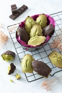 Madeleines au matcha, coque de chocolat noir