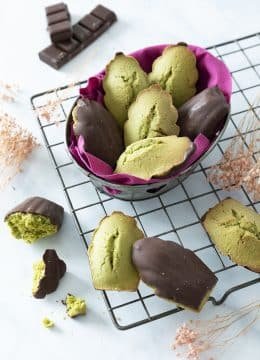 Madeleines au matcha, coque de chocolat noir