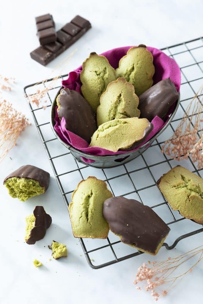 Photo de la recette : Madeleines au matcha, coque de chocolat noir