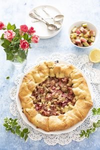 Tarte rustique à la rhubarbe – un dessert facile et original