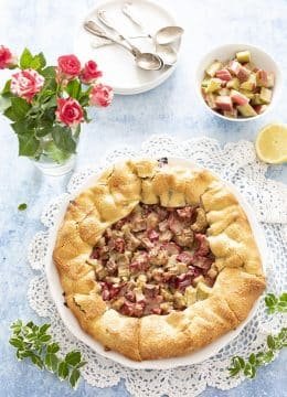 Tarte rustique à la rhubarbe – un dessert facile et original