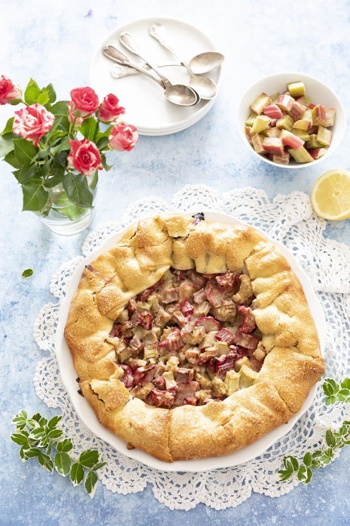 Photo de la recette : Tarte rustique à la rhubarbe – un dessert facile et original