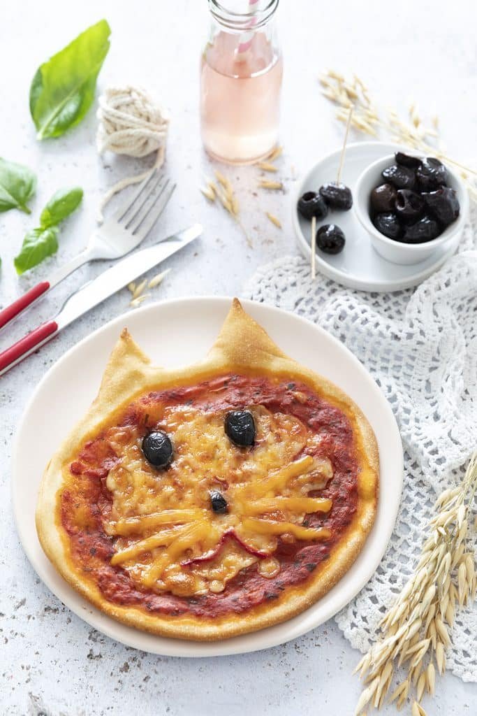 Photo de la recette : Pizza chat tomate, mozzarella, basilic