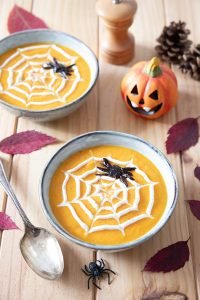 Soupe de courge avec un décor en toile d’araignée pour Halloween