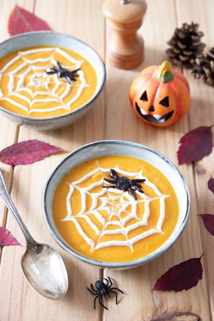 Photo de la recette : Soupe de courge avec un décor en toile d’araignée pour Halloween