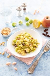 Salade aux choux de Bruxelles crus, sauce ultra gourmande aux cacahuètes et au sirop d’érable